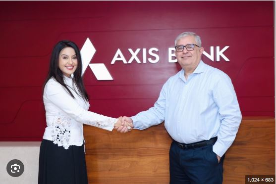 अमृता फडणवीस यांचा नोकरीचा राजीनामा अमृता फडणवीस यांचा नोकरीचा राजीनामा